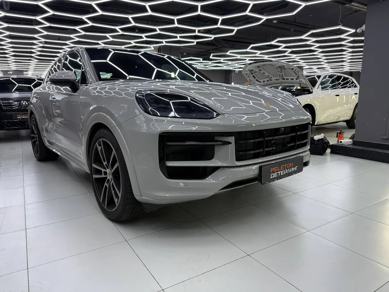 Оклейка Porsche Cayenne GTS в полиуретановую пленку 230 мкм: максимальная защита для максимального автомобиля